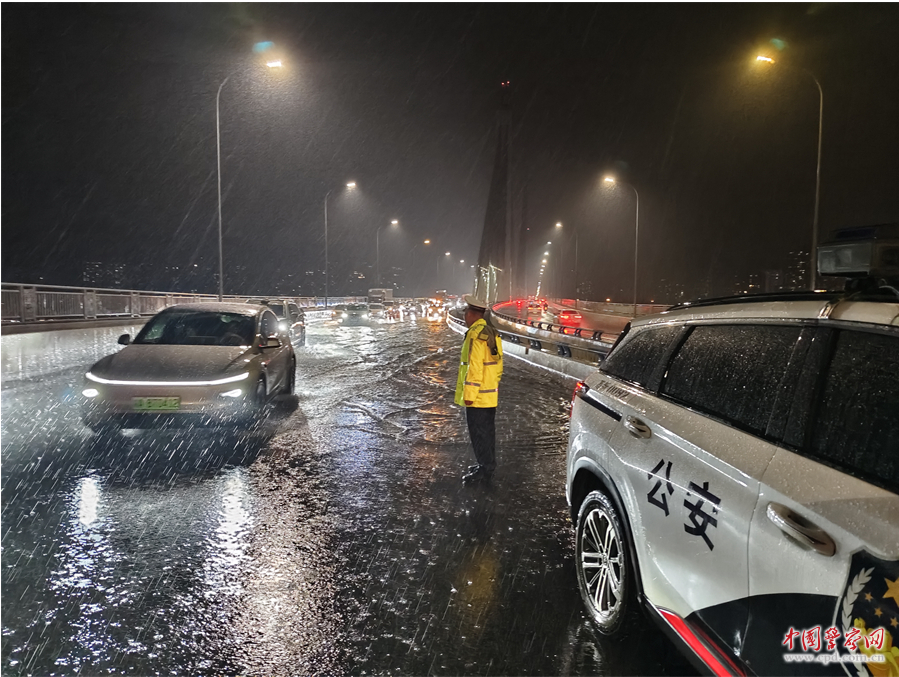 重庆：连夜迎战强降雨 守护出行保通畅