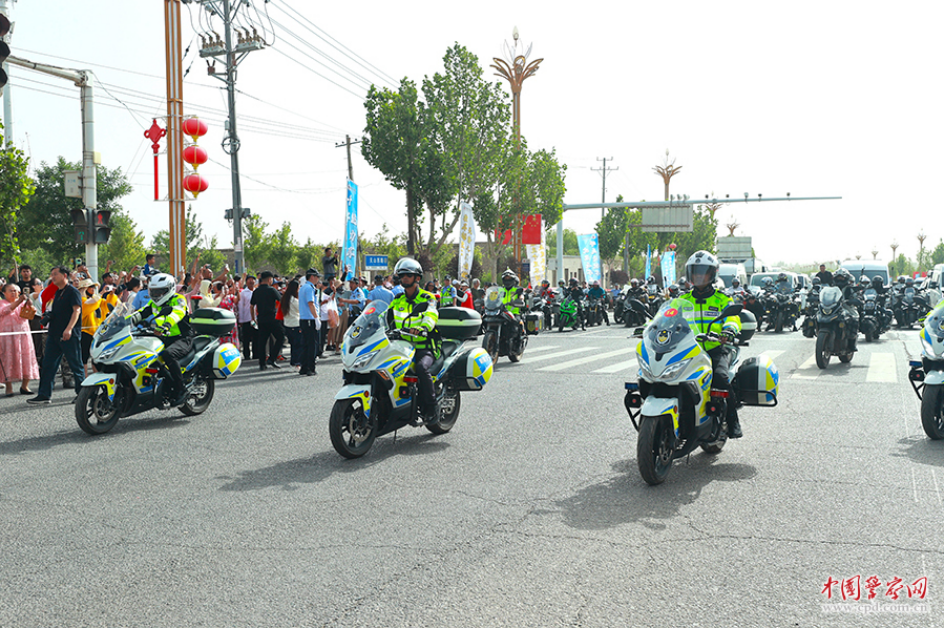 库车公安护航独库公路通车