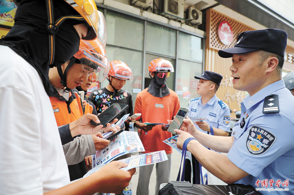 江西省九江市公安局八里湖新区分局文博园派出所民警辅警走进社区开展反诈宣传